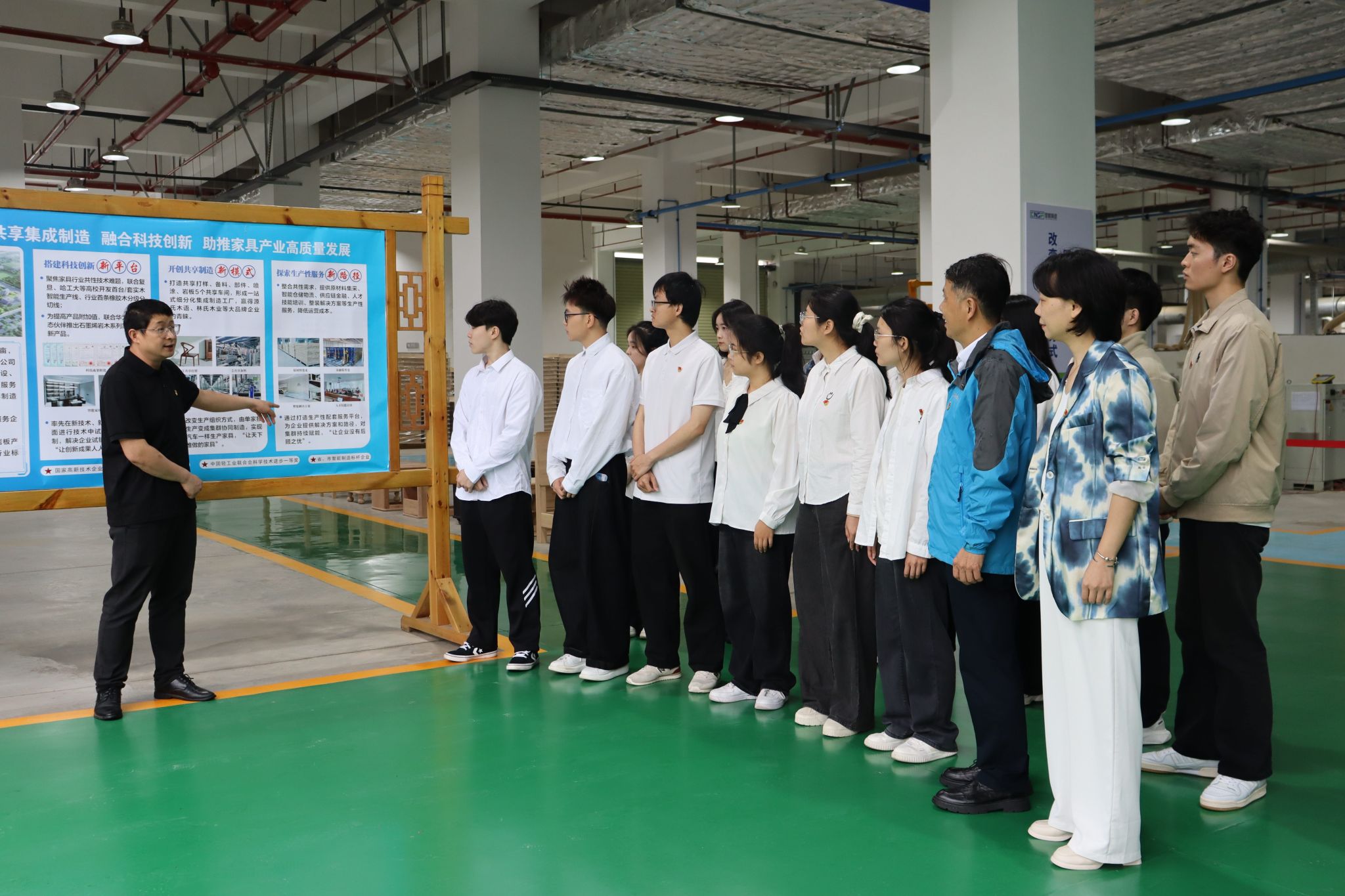 苏区振兴思政大课——新质生产力理论“红匠宣讲团”走进赣州南康智能制造共享备料中心